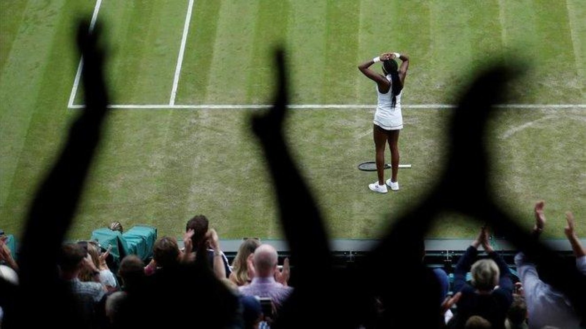 Cori Gauff celebra asombrada su triunfo sobre Venus Williams en Wimbledon.-CARL RECINE