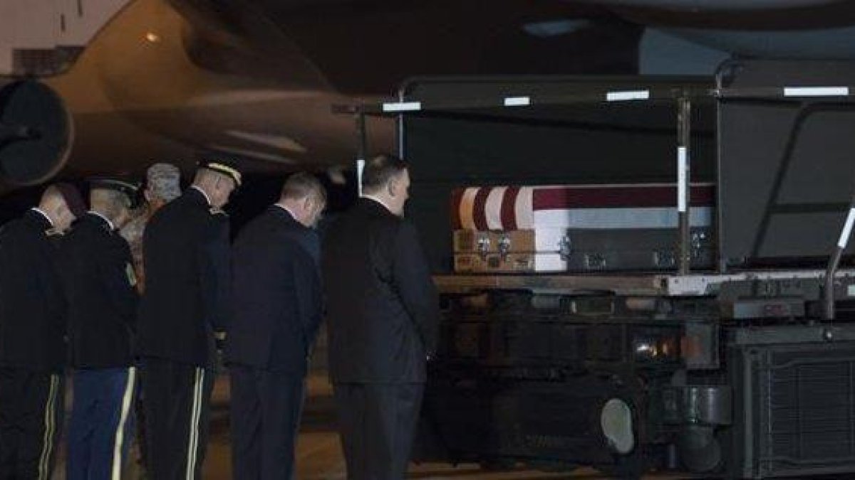 El secretario de Estado, Mike Pompeo, junto con otros dirigentes, recibe en EEUU el pasado sábado el cuerpo de un soldado muerto en Kabul en un atentado talibán.-CLIFF OWEN (AP)
