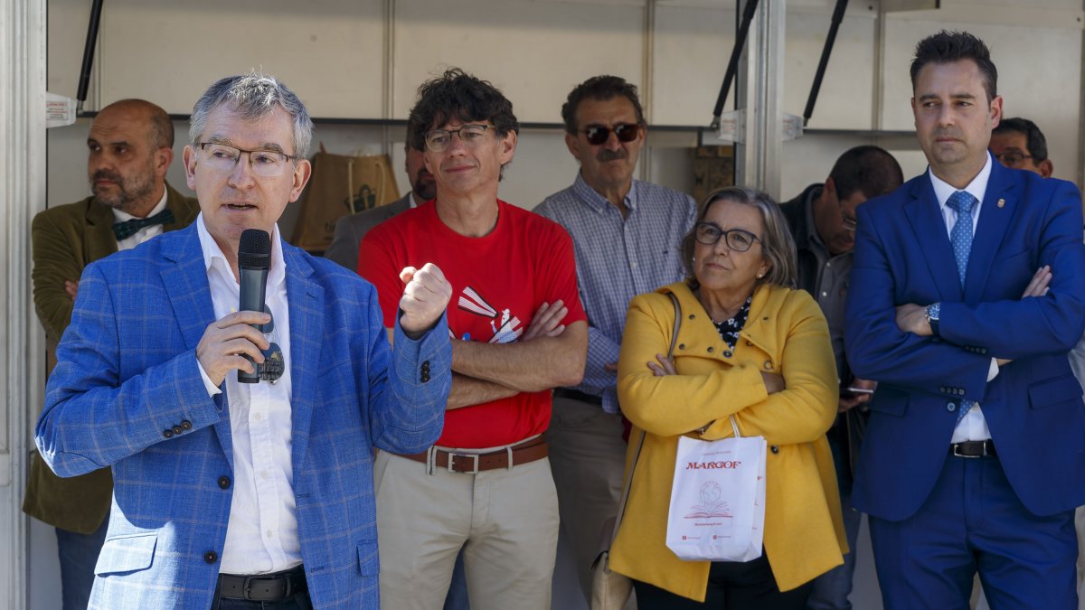 El escritor Santiago Posteguillo interviene durante la inauguración de la feria. FOTOS: SANTI OTERO