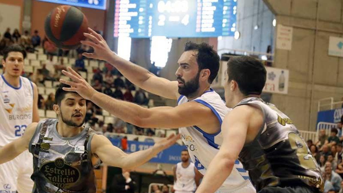 Vitor Benite dobla el balón en un lance del último partido disputado en Lugo.-ACB PHOTO