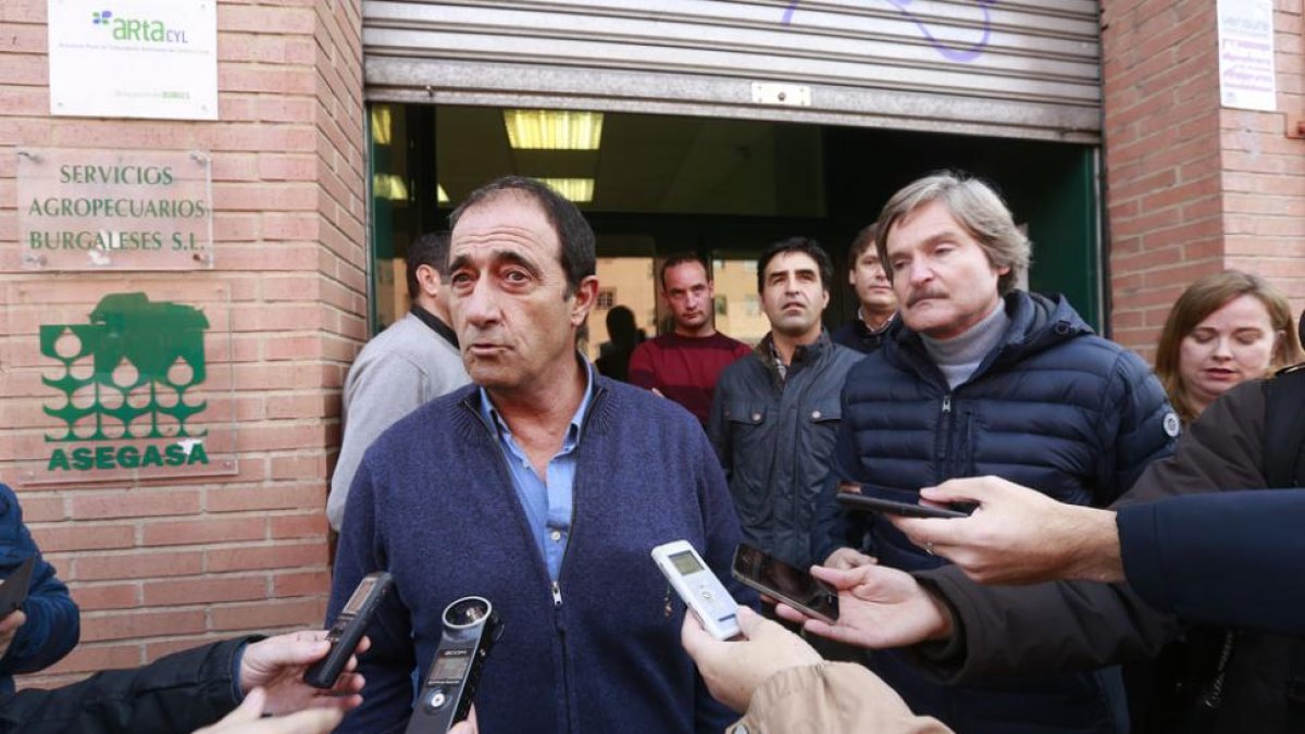 El presidente de Asaja, Santiago Carretón, comparece ante los medios. A su lado, Jaime Mateu.-RAÚL G. OCHOA