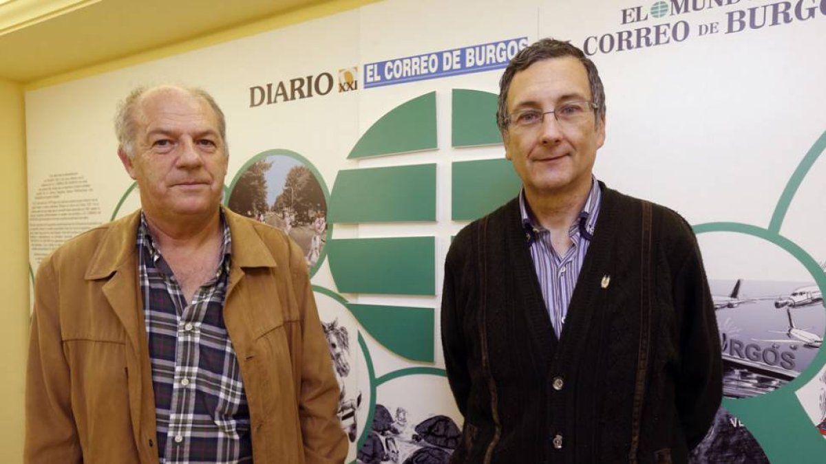 Feliciano Cruzado y Vicente Serrano, presidente y tesorero de la asociación respectivamente, en la sede de El Correo de Burgos.-RAÚL OCHOA