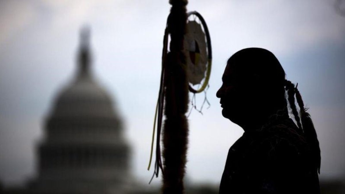 Un miembro de los Sioux de Dakota durante una protesta en Washington en contra de la construccion del oleoducto de Keystone XL en 2014.-JIM LO SCALZO