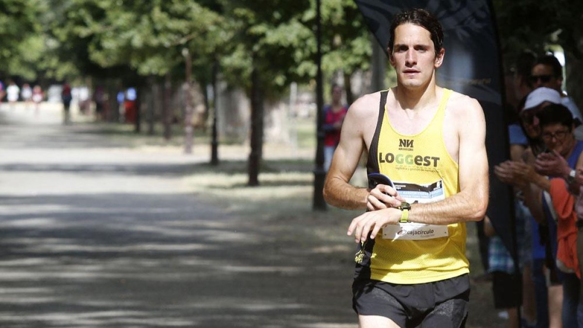 Rubén Castrillo (Solorunners) cogió la cabeza desde los primeros metros y no tuvo rival en la prueba que finalizó en el parque del Parral.-Santi Otero
