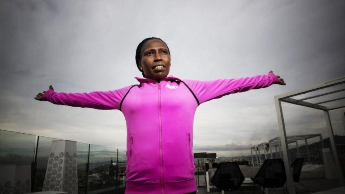 Florence Kiplagat, este viernes, en la terraza de un hotel de Barcelona, donde este domingo correrá el medio maratón.-JOAN CORTADELLAS