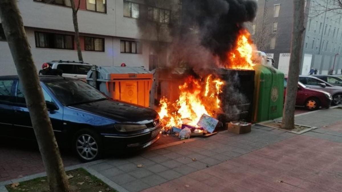 IMagen de contenedores ardiendo. POLICÍA NACIONAL