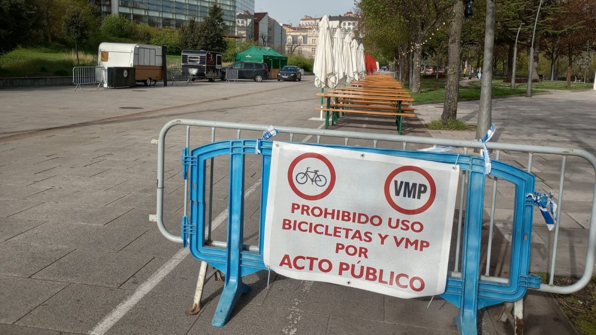 Cortan el carril bici del paseo de Atapuerca para una fiesta de foodtrucks