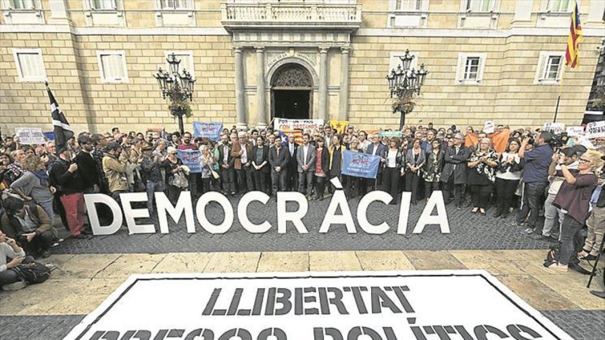 Concentración en la puerta del Ayuntamiento de Barcelona, ayer.-/ FERRAN NADEU