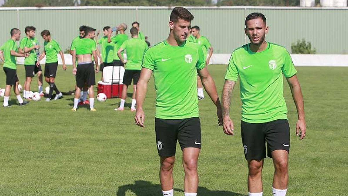 Machuca y Elliot, ayer, durante su primera sesión de entrenamiento con el Burgos CF.-RAÚL OCHOA
