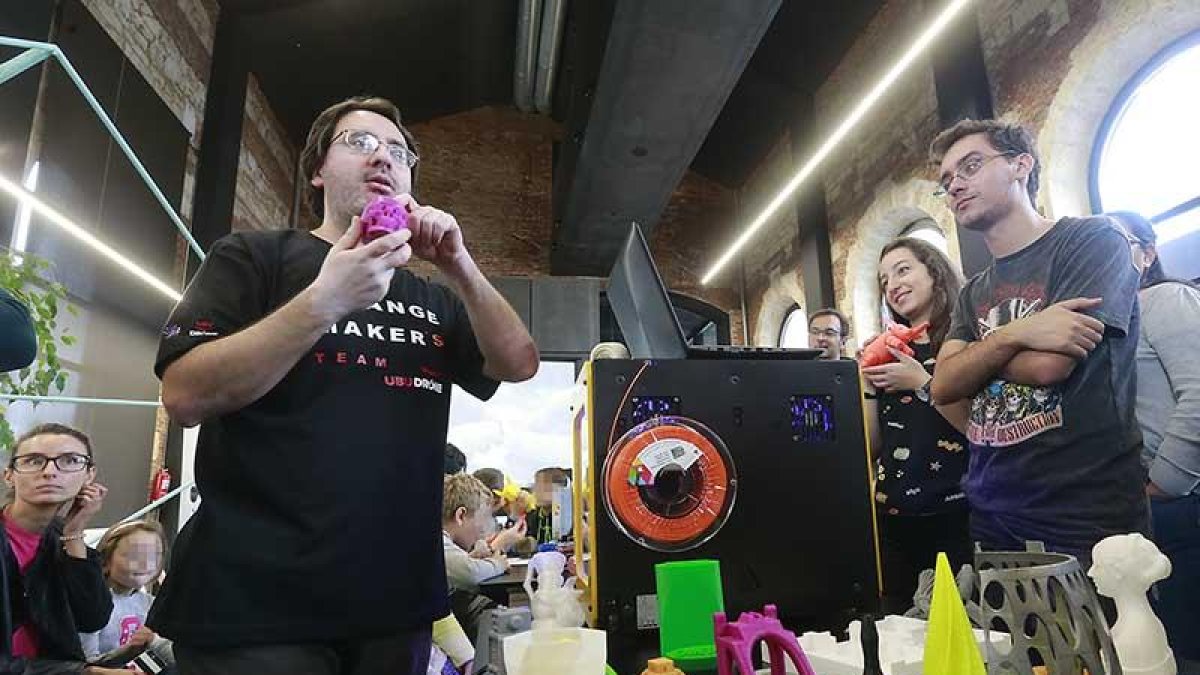 El taller de impresión 3D celebrado ayer por la mañana en la vieja estación estuvo completo.-Raúl Ochoa