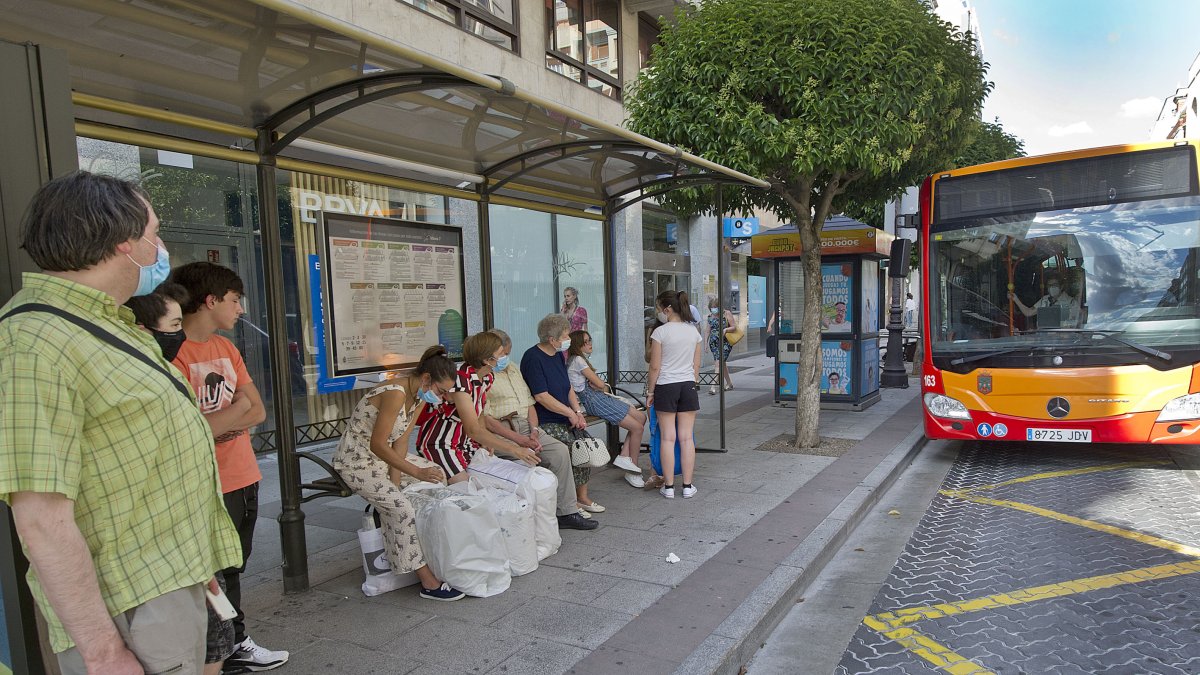 Un grupo de personas espera la llegada del autobús urbano. ISRAEL L. MURILLO