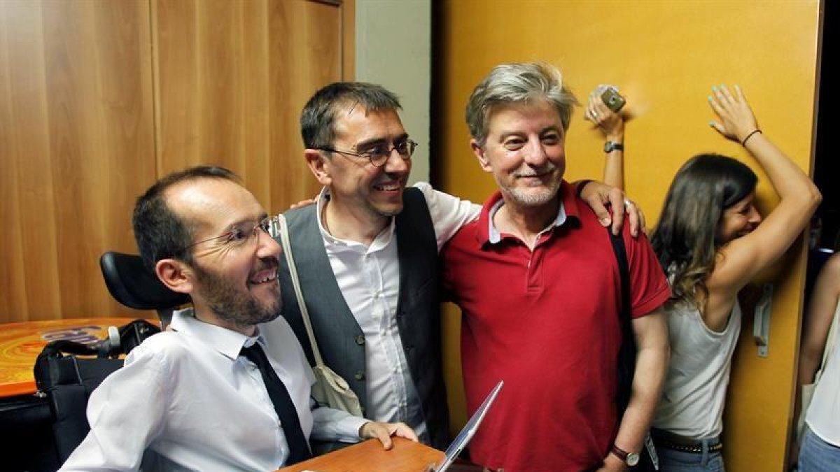 El secretario de organización de Podemos, Pablo Echenique, el politólogo y cofundador de Podemos, Juan Carlos Monedero (2i), junto al alcalde de Zaragoza, Pedro Sansisteve (2d), hoy.-EFE/JAVIER BELVER