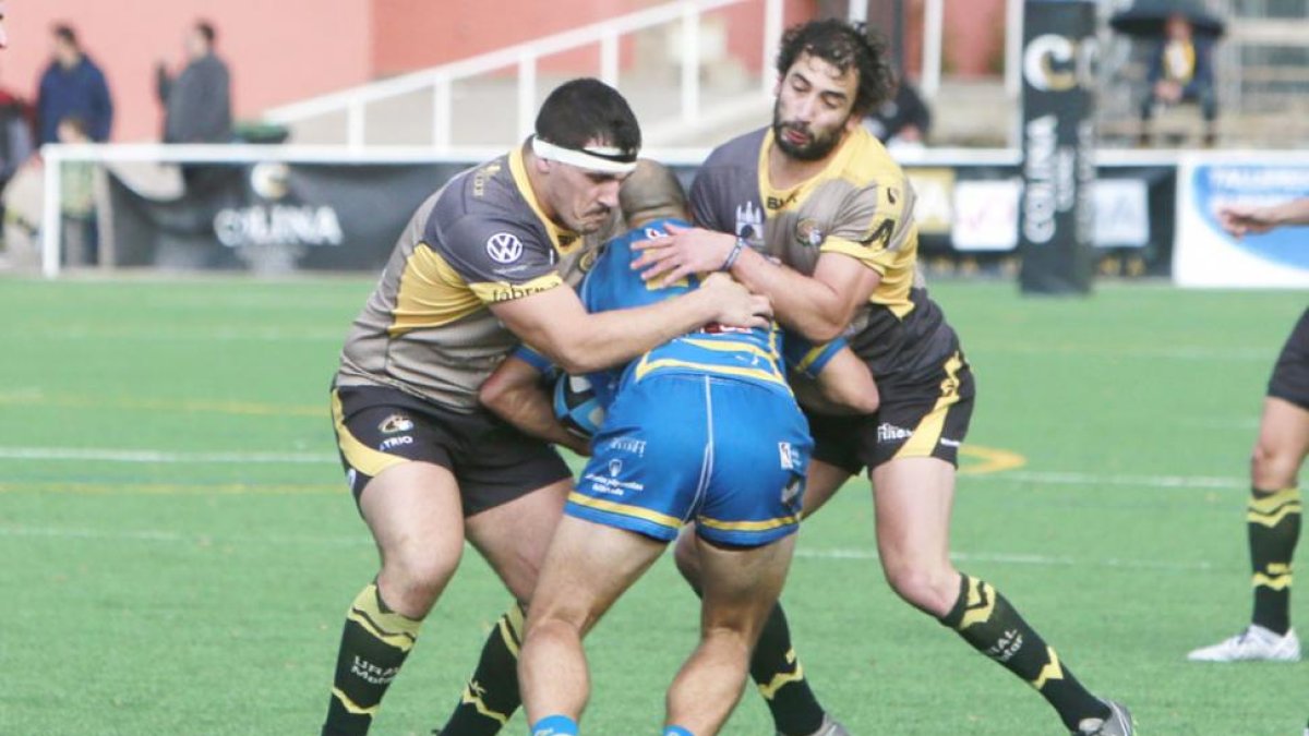 Fuente y Aristemuño frenan el avance de un rival.-RAÚL OCHOA