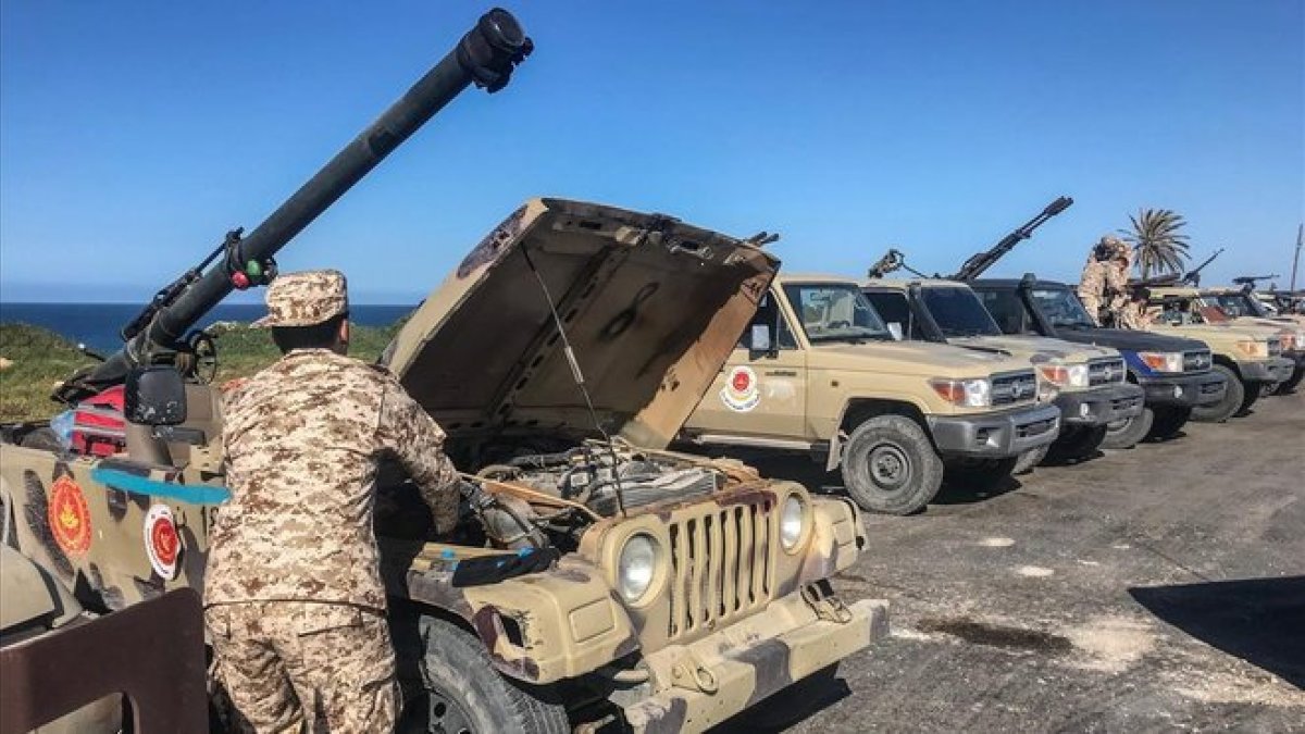 Fuerzas leales al Gobierno de Unidad Nacional, que apoya la ONU, llegan a un suburbio de Trípolo para hacer frente a la ofensiva del mariscal Hafter.-AFP / MAHMUD TURKIA