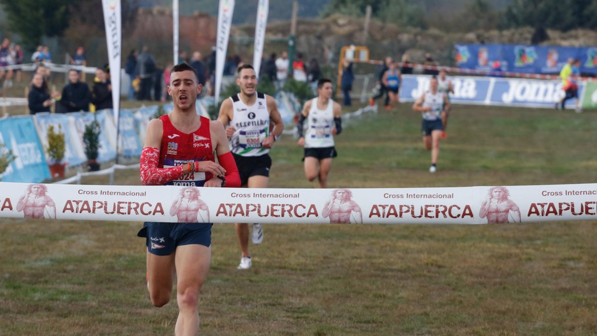 Gonzalo Díaz, vencedor de la prueba Popular, entra en la línea de meta. Santi Otero
