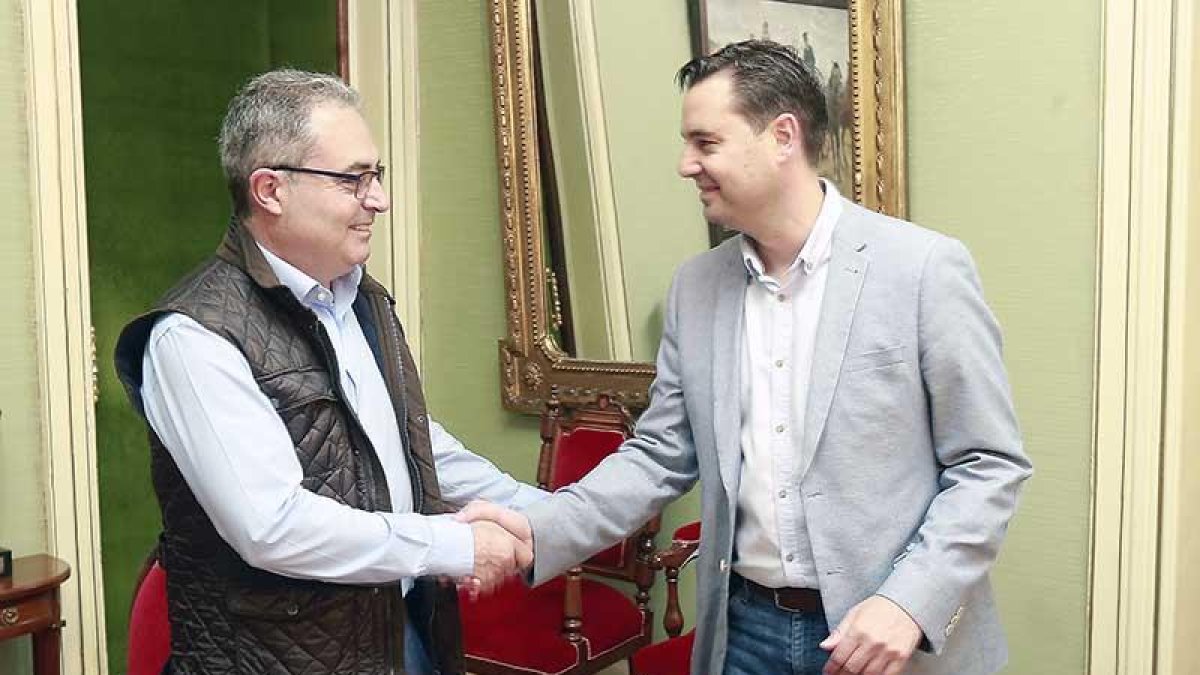 Ángel Martín y Daniel de la Rosa se saludan en la antesala de la Alcaldía de la ciudad de Burgos.-RAÚL OCHOA