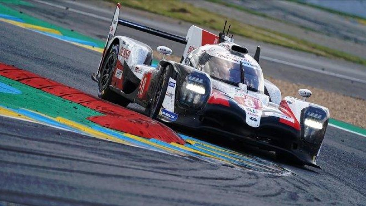 El Toyota TS050 Hybrid pilotado por Fernando Alonso en las 24 horas de Le Mans.-EFE