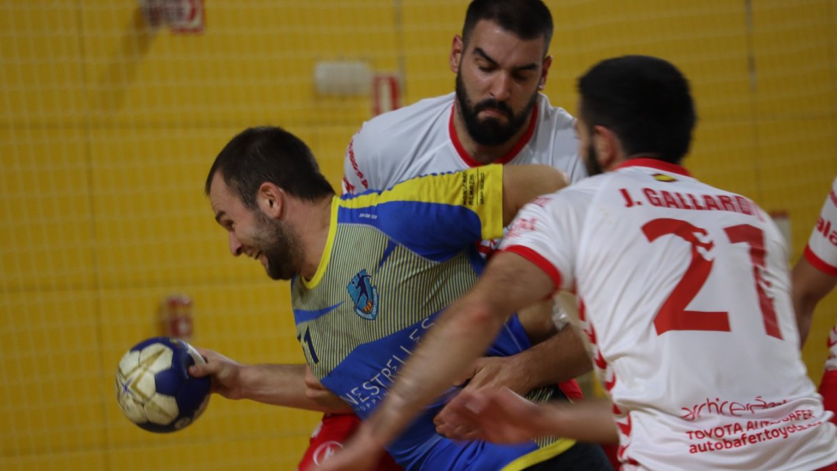 La defensa burgalesa intenta frenar el avance catalán. CRISTIAN BOGUERO / HANDBOL ESPLUGUES