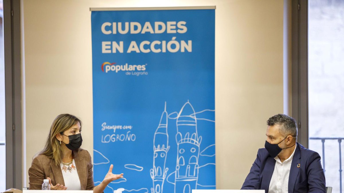 La portavoz del grupo municipal del PP de Burgos, Carolina Blasco, junto a su homólogo logroñés, Conrado Escobar. ECB