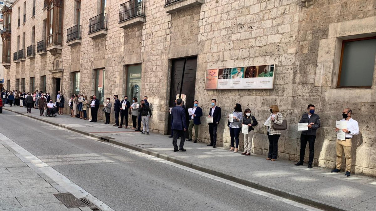 Empleados de Caixabank han realizado un paro en el exterior de la Casa del Cordón. ECB