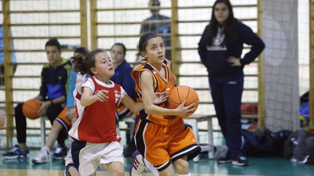 Los juegos escolares -en la imagen, dos niñas jugando un partido de baloncesto- son una de las actividades con mayor demanda.-RAÚL G. OCHOA