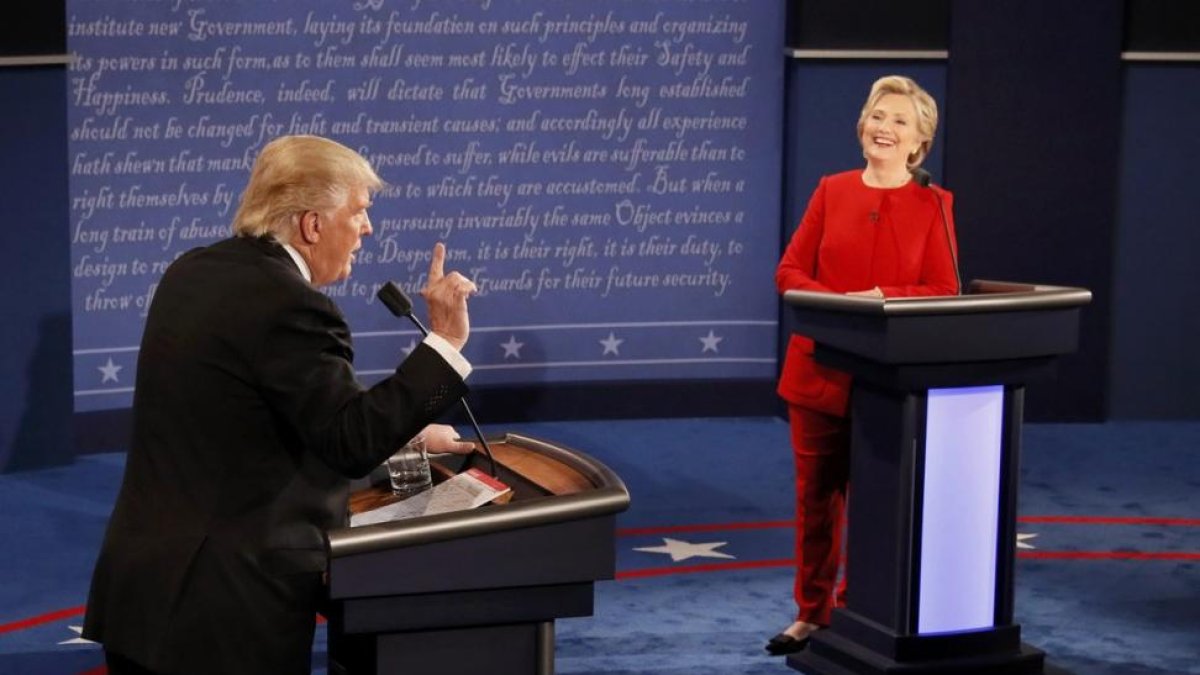 Clinton observa sonriente la intervención de Trump en un momento del debate de candidatos.-REUETRS / RICK WILKING