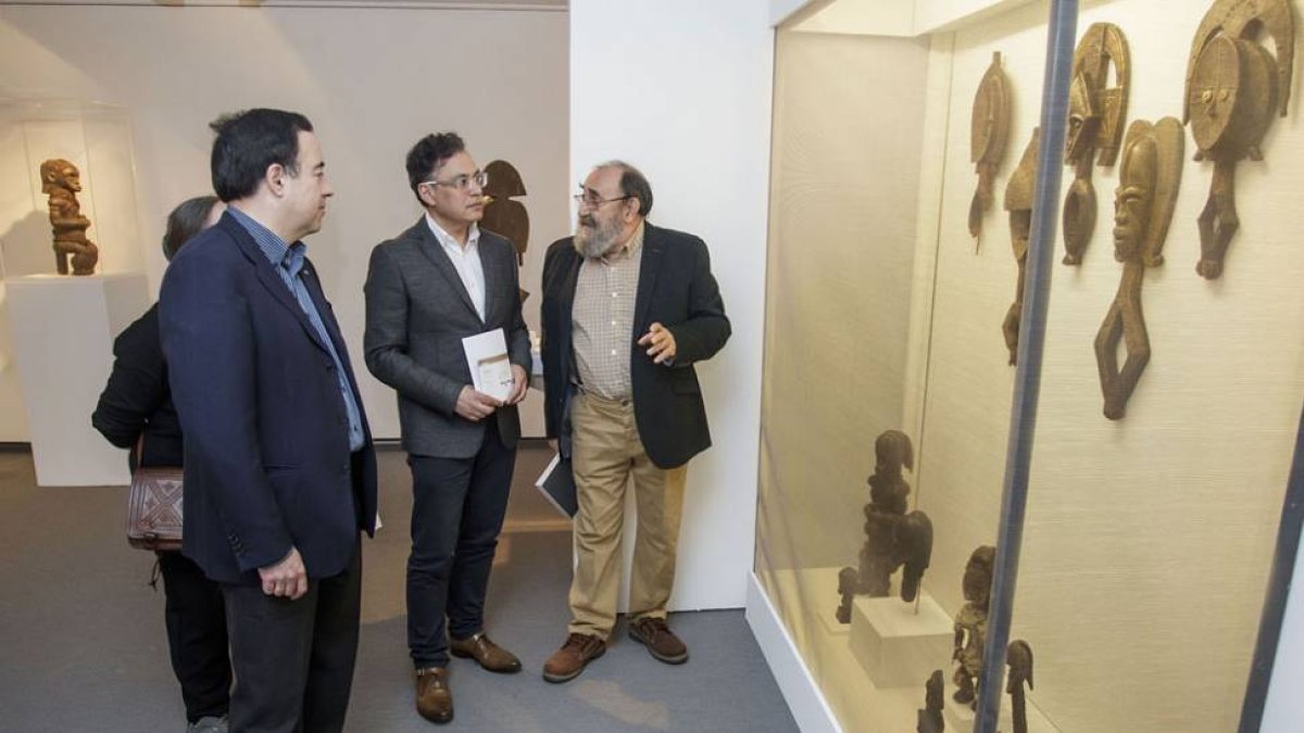 José Luis Blanco (d.) explica a Javier del Campo (c.) y Óscar Martínez unas piezas de las 350 expuestas, entre las que aparecen máscaras, estatuas, armas, brazaletes... Todas creadas para ser usadas.-Santi Otero