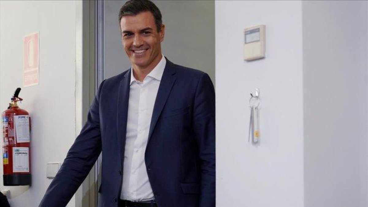 Pedro Sánchez, este viernes en Madrid, justo antes de reunirse con asociaciones culturales.-JOSÉ LUIS ROCA