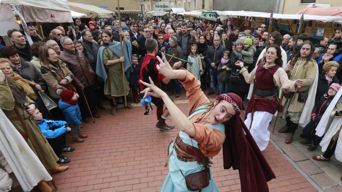 Los puestos, la música y la danza medieval transportaban al visitante a otra época.-RAÚL G. OCHOA