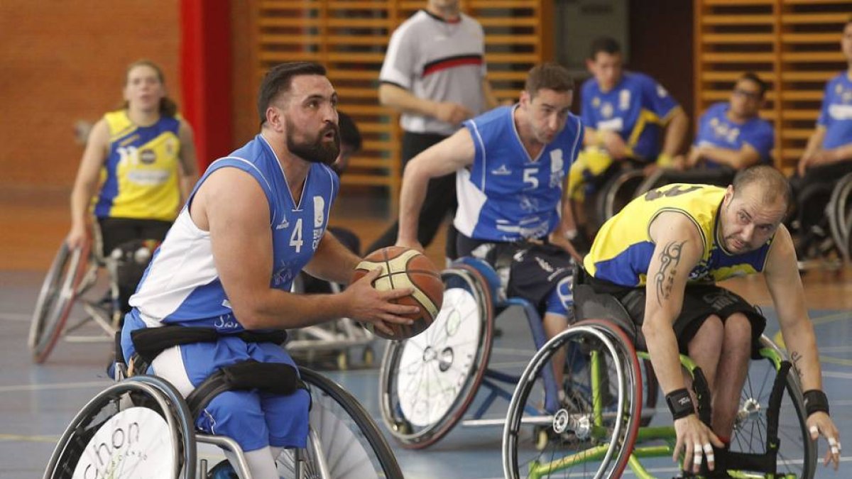 Marcio avanza con el balón-SANTI OTERO