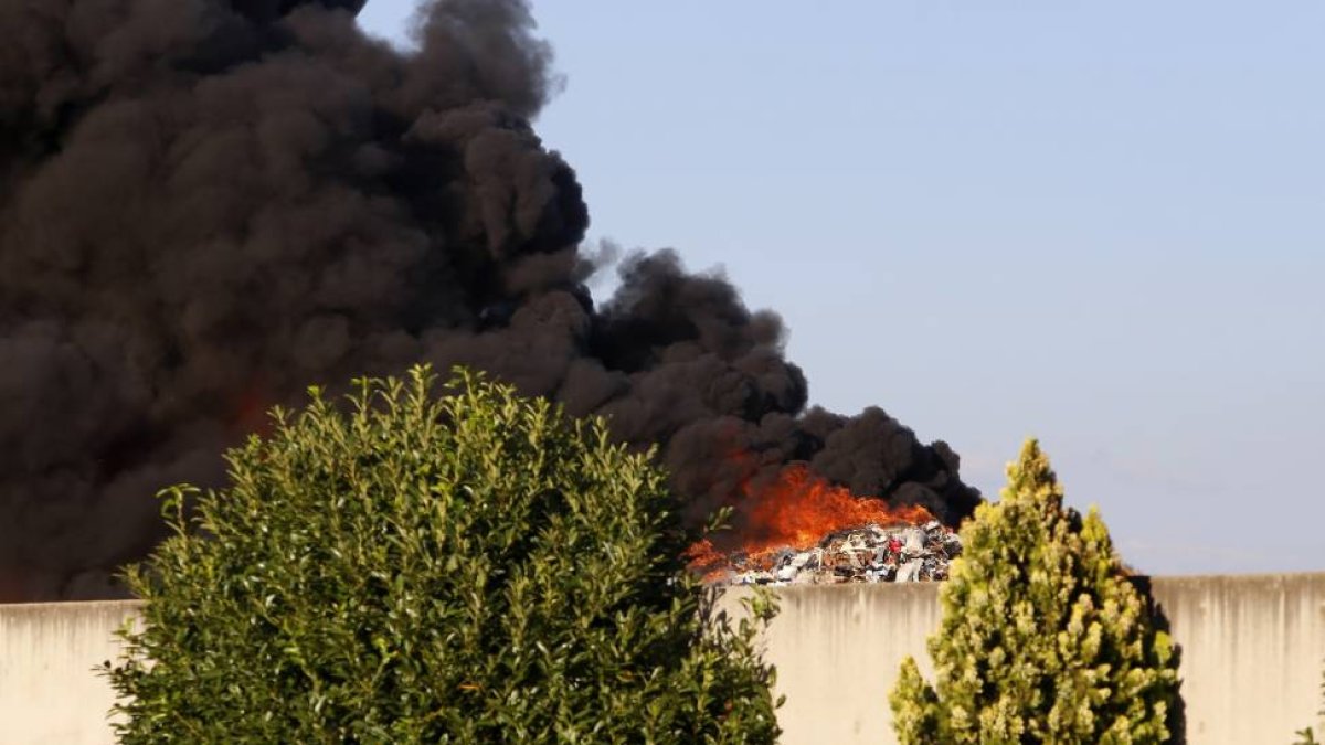 Incendio en la Planta de Reciclaje de Neumáticos de Ardoncino (León) Abrir Ficha Ampliar en margen izquierdo Abrir Ficha Ampliar en margen izquierdo Abrir Ficha Ampliar en margen izquierdo-Ical