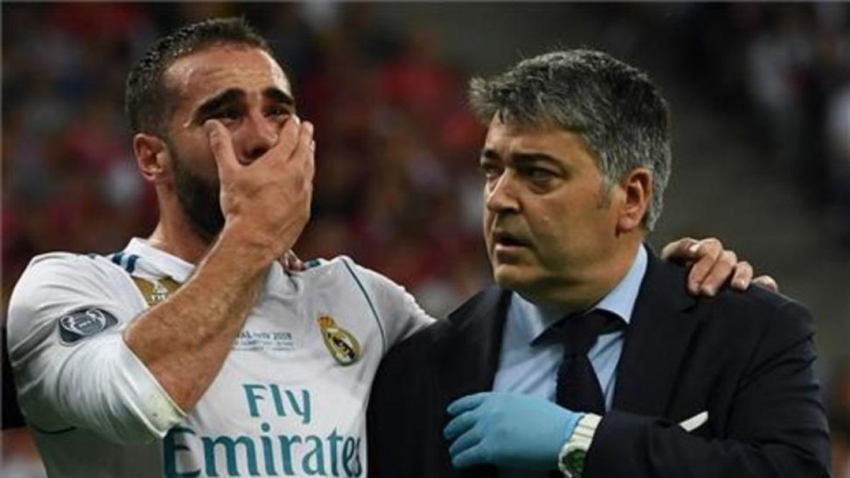 Carvajal, entre lágrimas, saliendo del campo por lesión en la final de la Champions League frente al Liverpool.-AFP