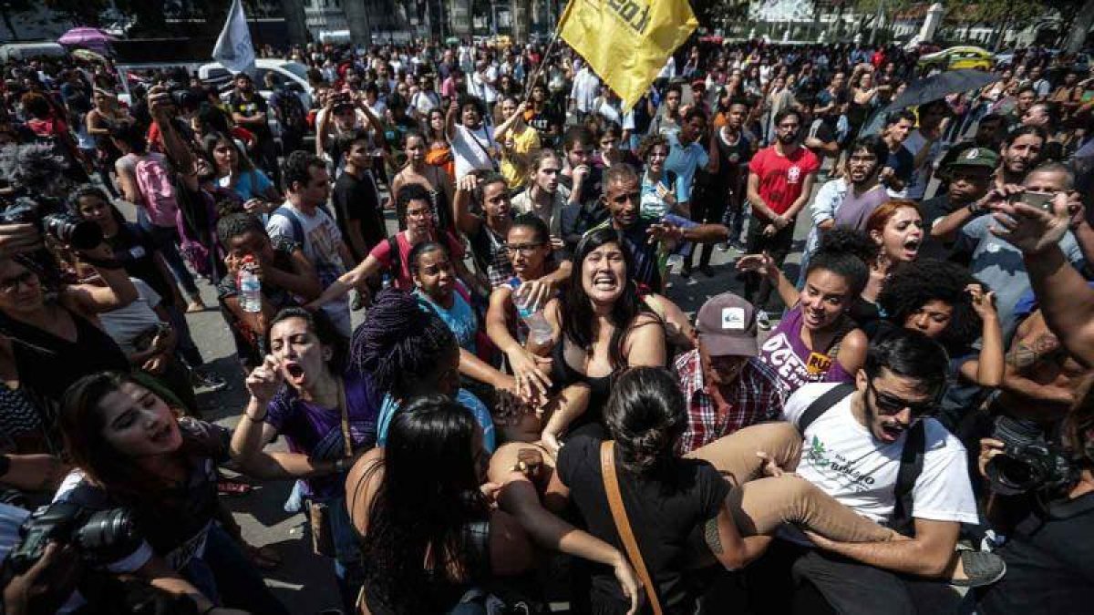 Desolación en Río de Janeiro tras el incendio del Museo Nacional. Centenares de personas han salido a la calle para protestar por los hechos.-ANTONIO LACERDA (EFE)