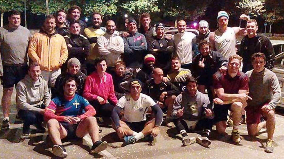 La plantilla del UBU Colina Clinic posa antes de iniciar su entrenamiento de madrugada.-TWITTER / @RUGBYAPAREJOS