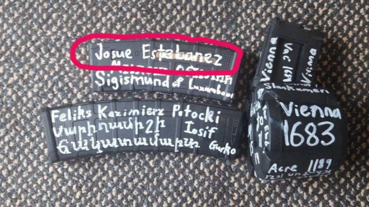 El arma del terrorista de Nueva Zelanda en la que aparecen varios nombres, entre ellos el de un español.-TWITTER (REUTERS)