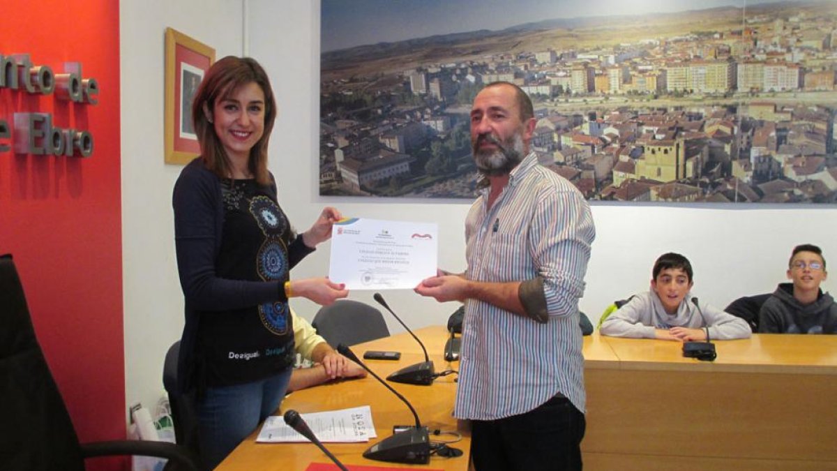 El director de Altamira, Fernando García, recoge el diploma de vencedores del concurso.-E.M.