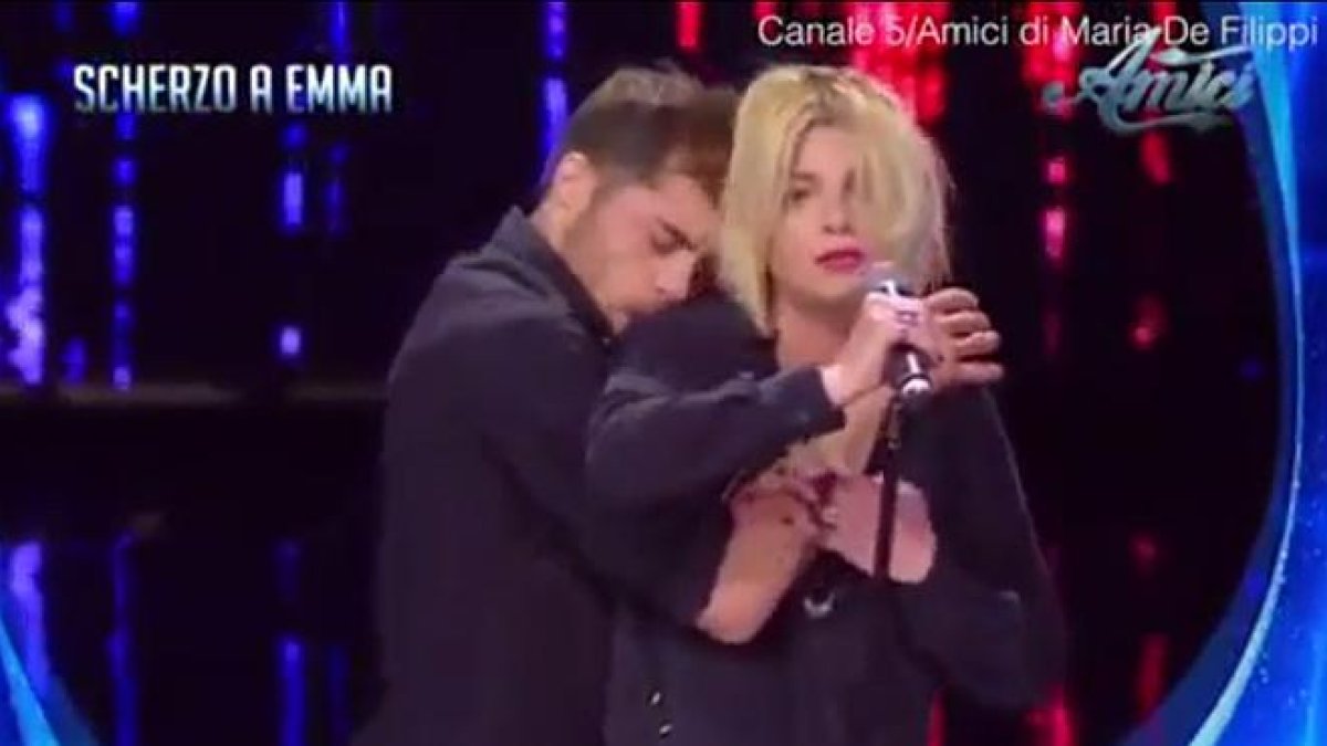 Vídeo en el que se aprecia como el bailarín toca por todo el cuerpo a la cantante que disgustada intenta proseguir con la canción mientras le aparta-YOUTUBE