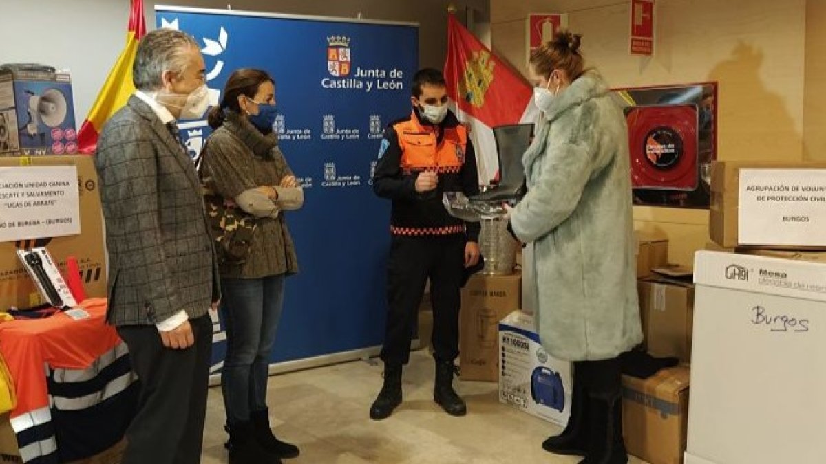 El delegado de la Junta en Burgos, Roberto Saiz, acompañó a la directora de Protección Civil en la entrega de material en Burgos. ECB