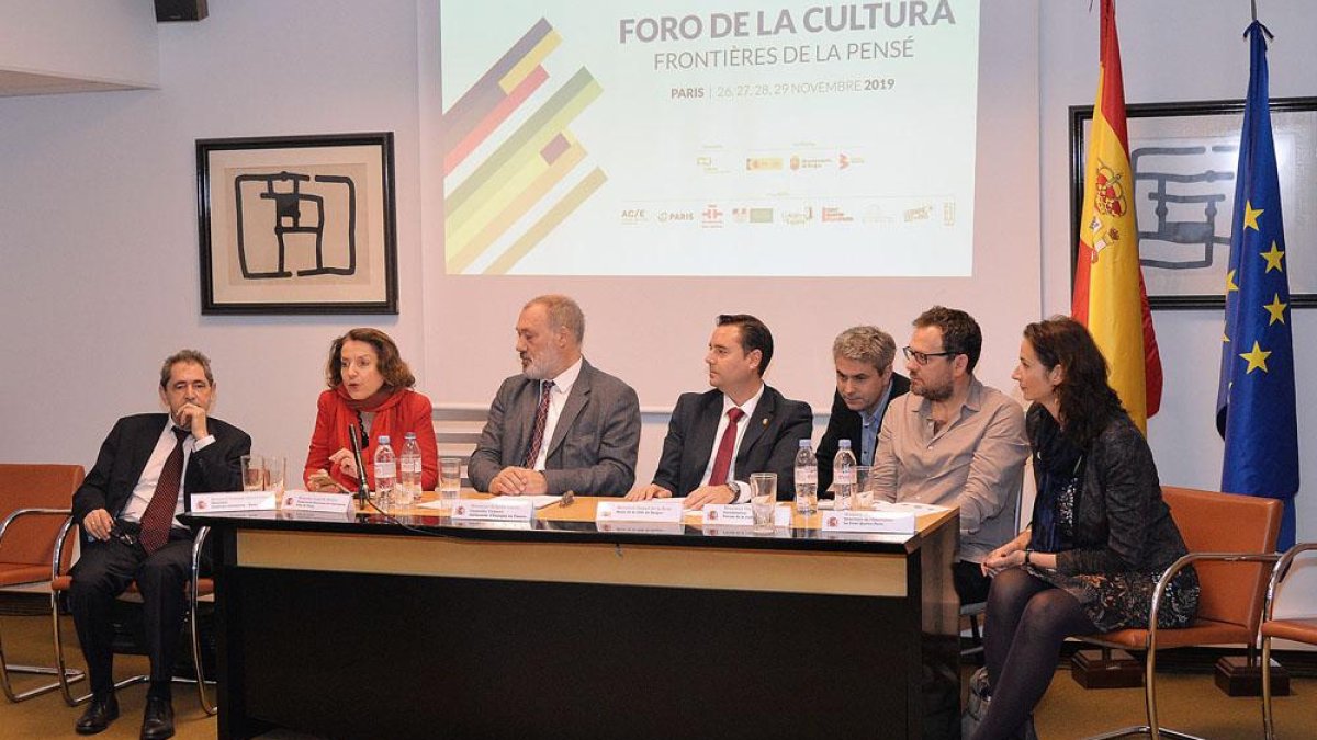 Daniel de la Rosa, alcalde la ciudad, acompañado de varios miembros de instituciones del ámbito cultural de Burgos, España y Francia.-ECB