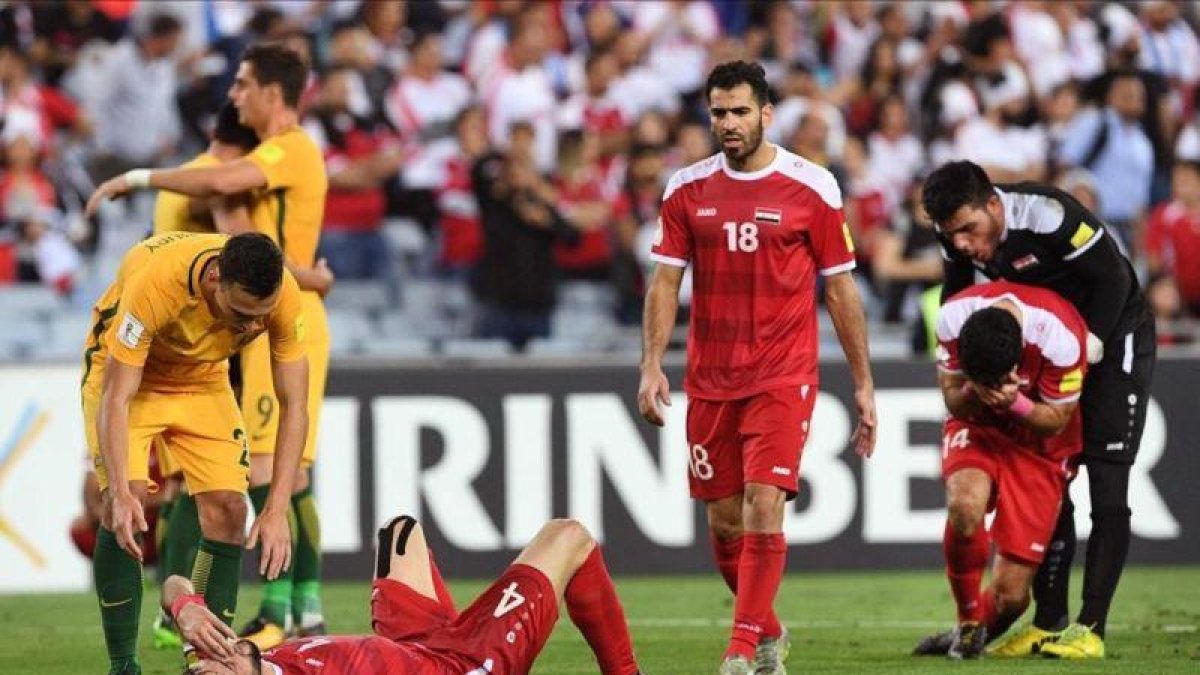 El australiano Sainsbury consuela al sirio Jehad al Baour tras el partido.-AFP