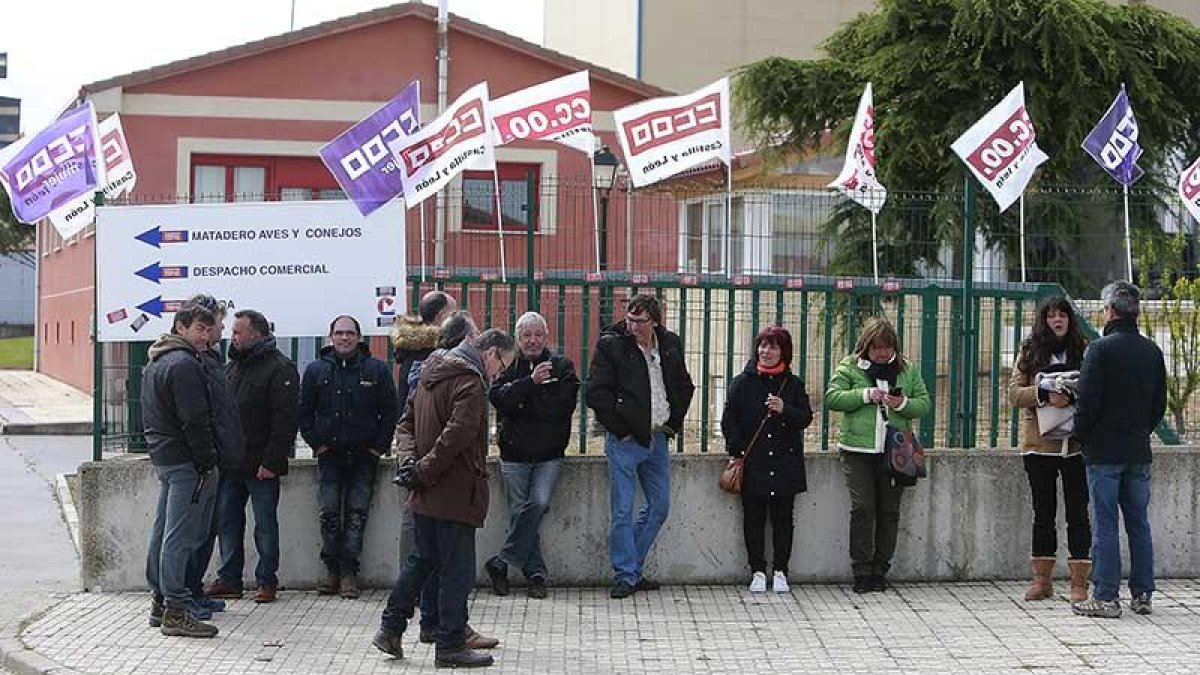 Concentración de trabajadores afectados por el ERE extintivo en el matadero y la sala de despiece de Cobur.-RAÚL G. OCHOA