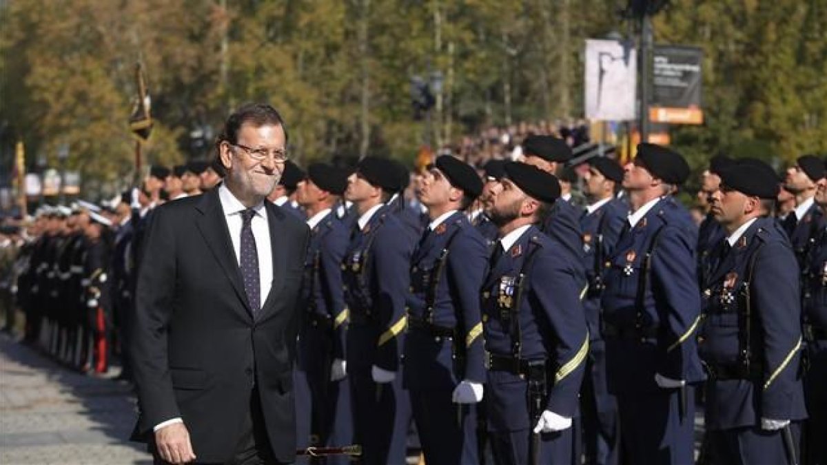 El presidente del gobierno, Mariano Rajoy, durante la entrega de la bandera de España a la Primera unidad de la Guardia Civil en la Plaza de Oriente.-AGUSTÍN CATALÁN