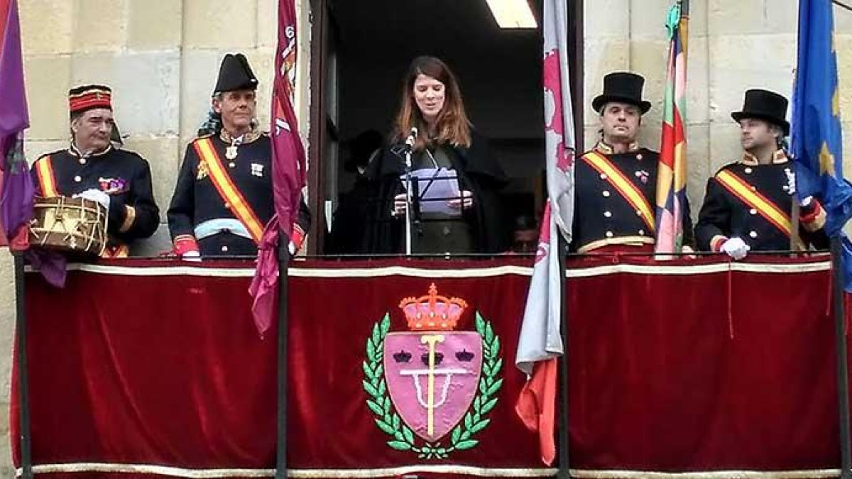 La atleta Ruth Beitia durante la lectura del pregón ataviada con la clásica capa castellana.-J.L.P.