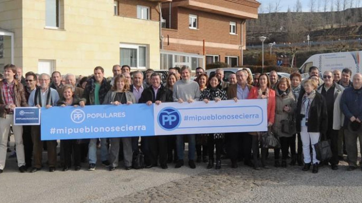 Alcaldes y concejales de la comarca Burgos-Oeste posan en Buniel con los candidatos al Congreso y al Senado.-ISRAEL L. MURILLO