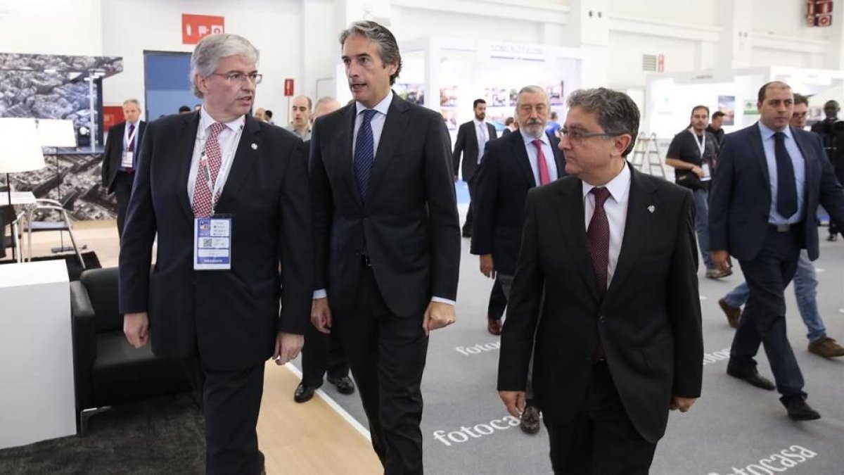 Jordi Cornet, Íñigo Gómez de la Serna y Enric Millo, durante la inauguración del Meeting Point.-JOAN CORTADELLAS