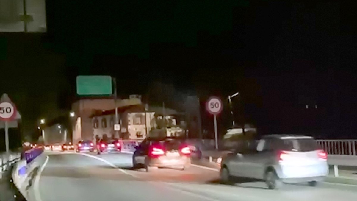 Caravana de vehículos en la entrada a Villarcayo en la madrugada del sábado al domingo. ECB