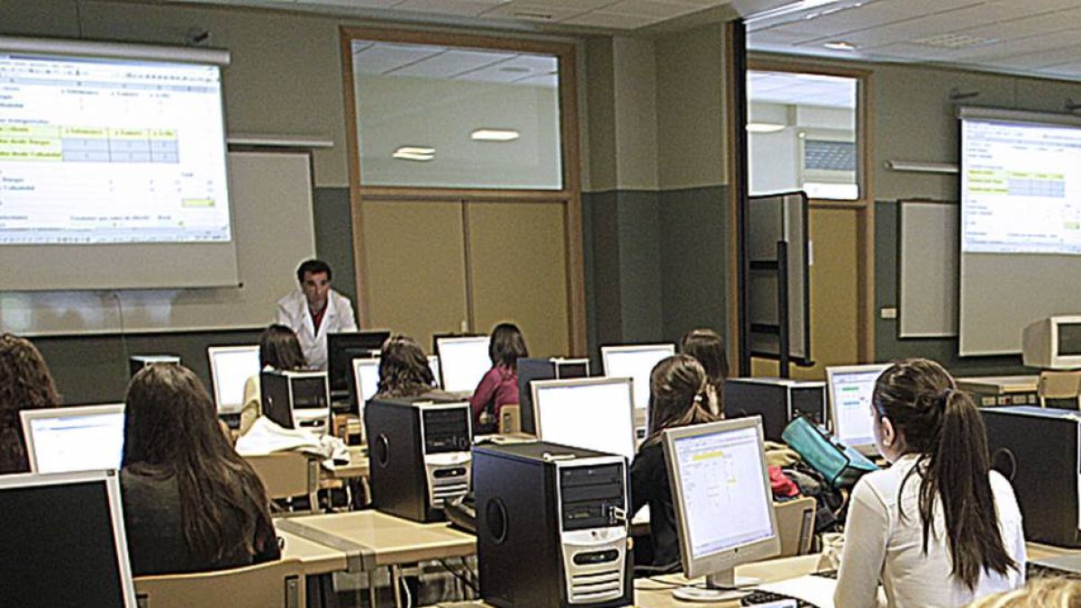 Un grupo de alumnos en un aula de la Universidad de Burgos.-ISRAEL L. MURILLO