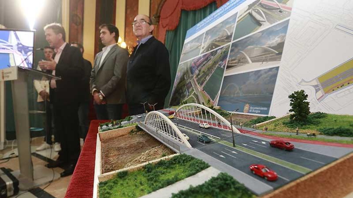 Un momento de la presentación del proyecto, ayer, con la maqueta del nuevo puente en primer plano y en segundo los representantes políticos.-RAÚL G. OCHOA