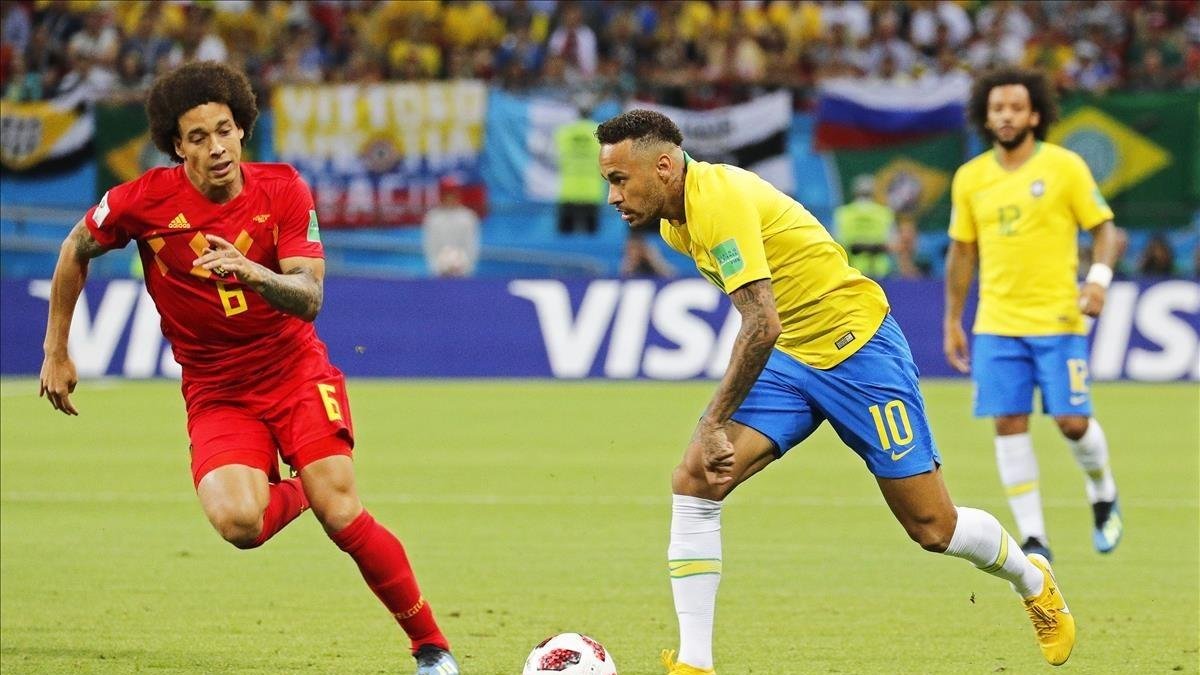 Witsel persigue a Neymar durante el Brasil-Bélgica del Mundial 2018. /-ROBERT GHEMENT