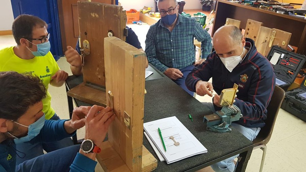 Los bomberos de Burgos participan en un curso, organizado por CSIF, para aprender nuevas técnicas a la hora de abrir puertas. ECB